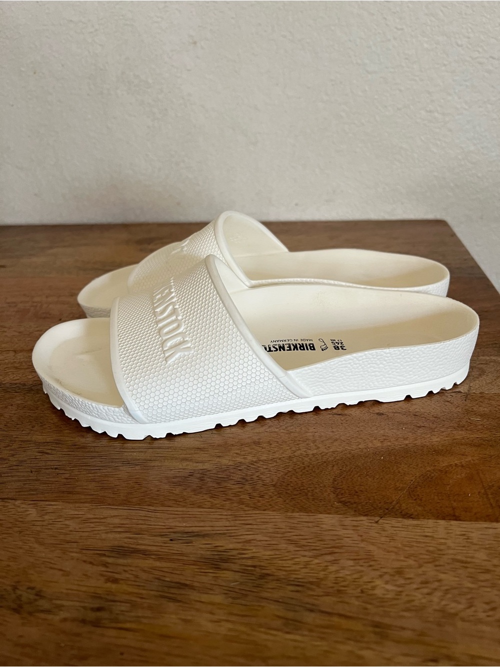 Birkenstock Barbados Essentials
EVA White Slip On Sandals Sz 38 L 7-7.5 M 5-5.5 - Picture 7 of 12